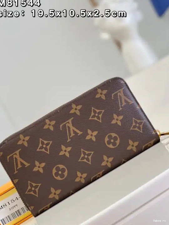 Vuitton ZIPPY Louis WALLET 0524